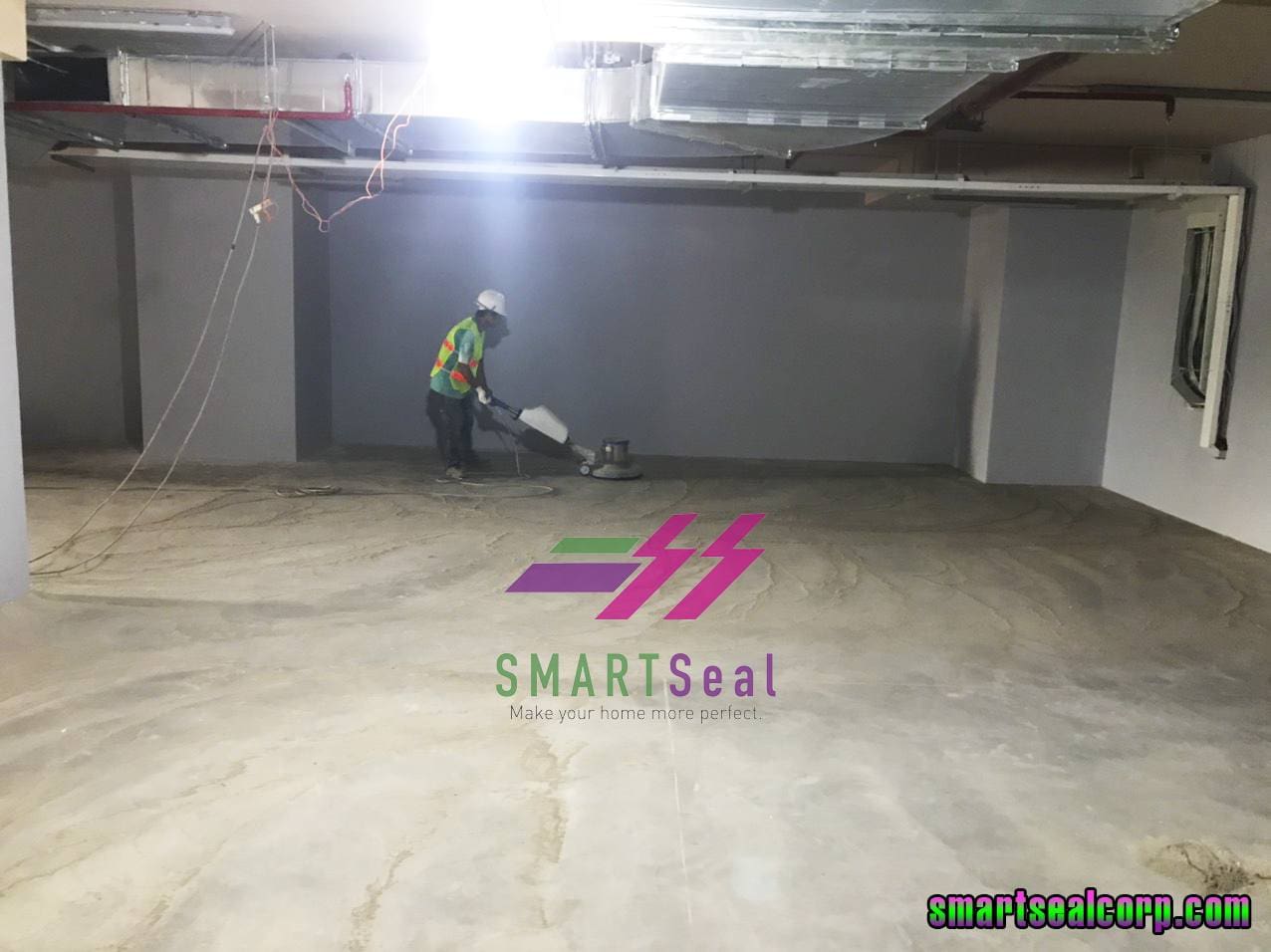 Vệ sinh bề mặt sàn trước khi thi công sơn Epoxy